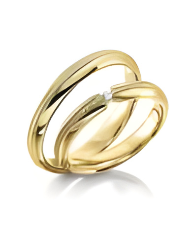 Finas alianzas de boda clásicas en oro amarillo con un diamante.