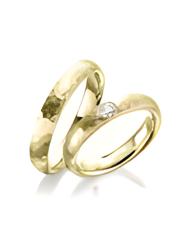 Alianzas de boda de oro con acabado mate golpeteado y un diamante