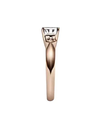 Clásico anillo de compromiso con diamante artificial de origen responsable