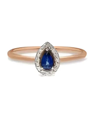 Sortija de oro con un zafiro y diamantes alrededor | Staring