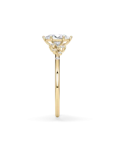 Anillo de compromiso con diamante oval de laboratorio en oro amarillo de 18K en Murcia | Staring