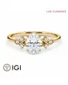 Anillo de compromiso con diamante oval de laboratorio certificado IGI en oro amarillo de 18K, disponible en Madrid y Barcelona