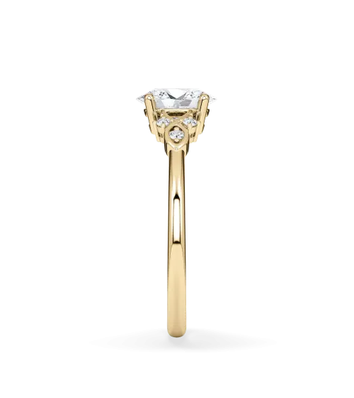 Anillo de compromiso con diamante oval de laboratorio certificado IGI en oro amarillo de 18K, disponible en Madrid y Barcelona